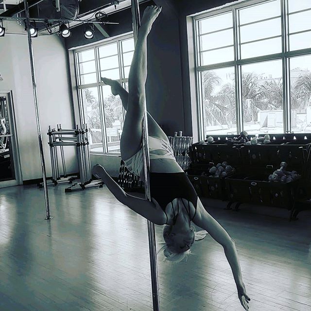 Reposting @kimcameron_sidefx:
Just hangin' around....💪😜 #fitness #aerial #pole #dancing #kimcameron #edmlifestyle #southflorida #exercise #makeitcount #dancer #woman #strength #filmmaker #creator #actresss #singer #musiciflife #photography #songwriter