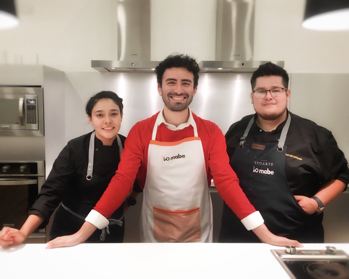 pedroguez_'s tweet photo. 👨🏻🍳 Mi primera clase de cocina gracias a #Ituarte en compañía de amigos y de la mano de la gran Chef Carla et. Chef Carlos. #PGdeli Más fotos y videos: https://t.co/fOJ17ikSW6 #chef #food #cook https://t.co/0qzkt6juPo
