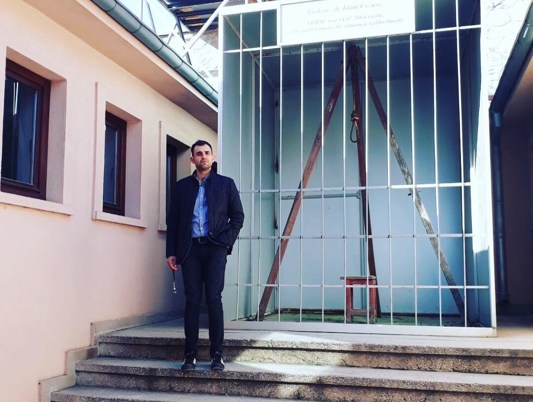 #EmineBulutİcinAdalet Yaşanmışların fotoğrafını çekmek için bekleyen insanlar değil, cezasını çekmek için bu ağacın önünde bekleyen insanlar görmek istiyoruz. Kısasda hayat vardır📿