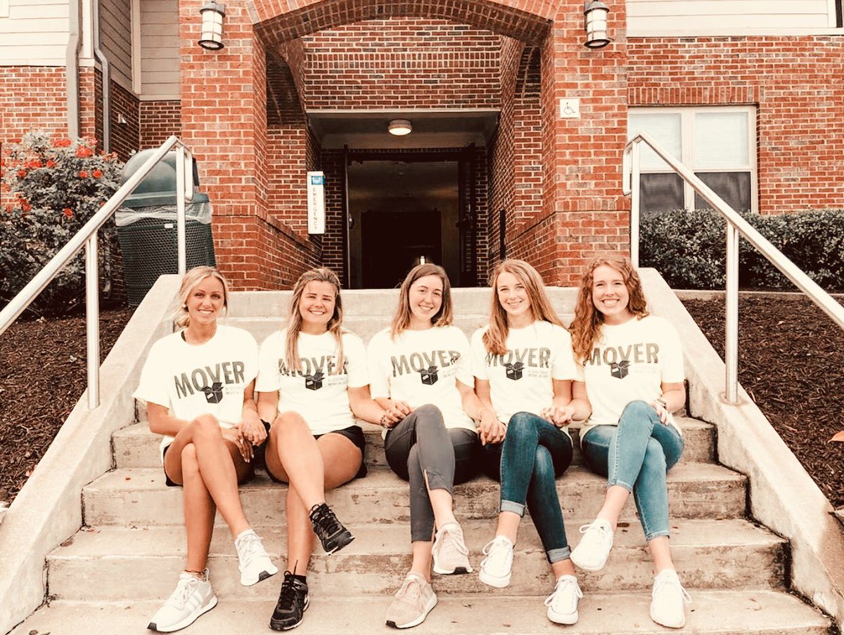 AlphaPhi_IUS's tweet photo. We had a blast helping all of the IUS residents move into their dorms for the semester! Bring on the school year! 💓 https://t.co/RVFUWbti0T