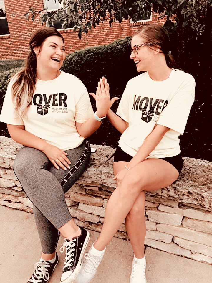 AlphaPhi_IUS's tweet photo. We had a blast helping all of the IUS residents move into their dorms for the semester! Bring on the school year! 💓 https://t.co/RVFUWbti0T