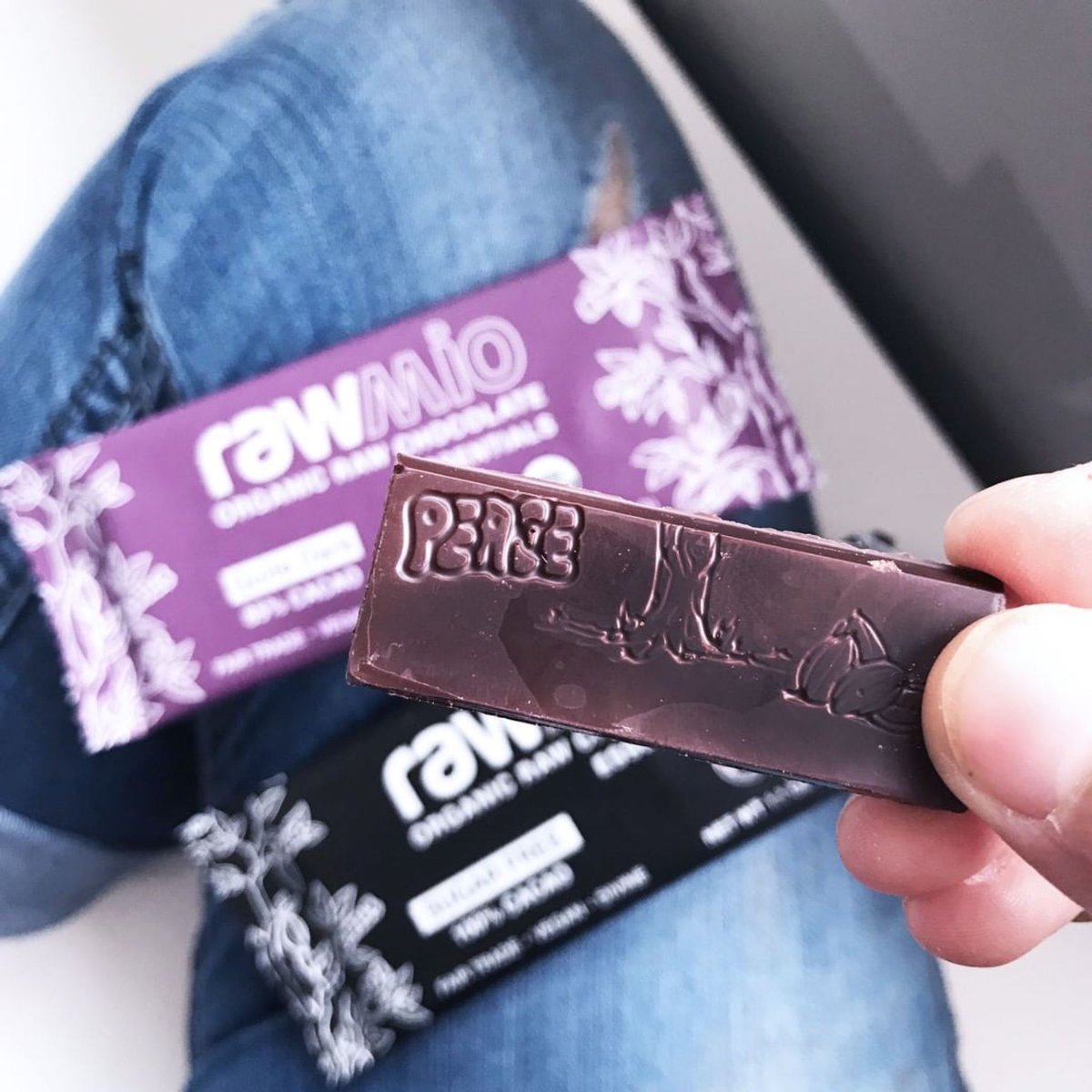 Within and without. 😌👌🏻 It’s Friday! Don’t forget to treat yourself to a little #guiltfree raw chocolate bliss today. ☺️🍫🥰
📸 <a href="/rawelementsinc/">Raw Elements</a> ❤️❤️
#Rawmio #RawChocolateEssentials