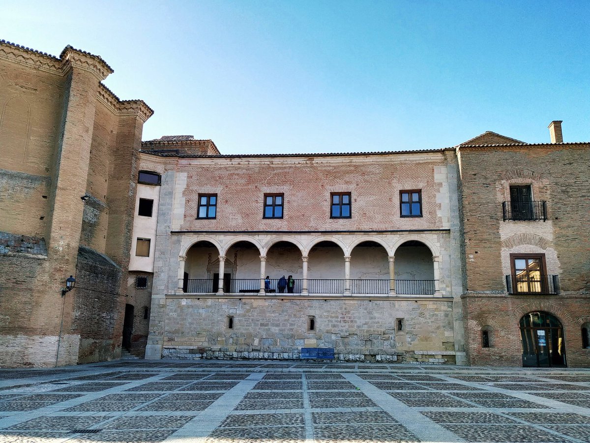 Casa Palacio en #grajaldecampos 
Obra renacentista del siglo XVI, declarado monumento nacional en 1931. Con una curiosa torre con una de sus esquinas dobladas
<a href="/grajaldecampos/">Grajal De Campos</a> @CyLesVida <a href="/Esquinas_Leon/">Esquinas León</a> <a href="/castillayleon/">Castilla y León</a> <a href="/turisleonesp/">Turis León</a>