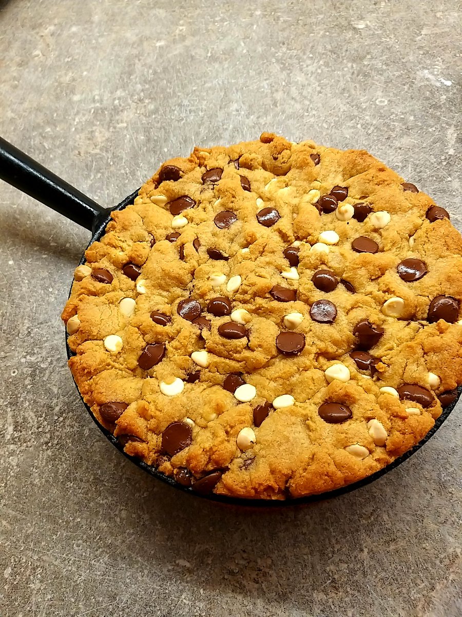 Friday Bake: White and Dark Chocolate Chip Skillet Cookie!

It feels so good to spoil myself! Tastes good too😆

#FridayFeeling #FridayThoughts  #cookie #baking #skilletcookie #chocolate  #homecooking #food #foodie #foodporn #bake