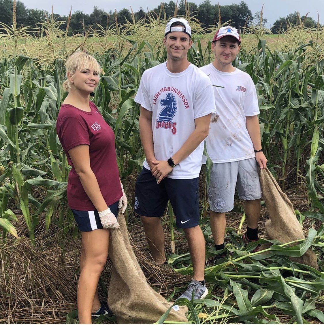 caatet's tweet photo. Today with SAAC we did community service: we picked corn for the community and it made me realize how lucky I am! Thanks to FDU SAAC and @AGARNJ @nikheinel @mttownley for giving me the opportunity to give back! ❤️ #fdusaac #uKnighted https://t.co/GPlbLbzWAU