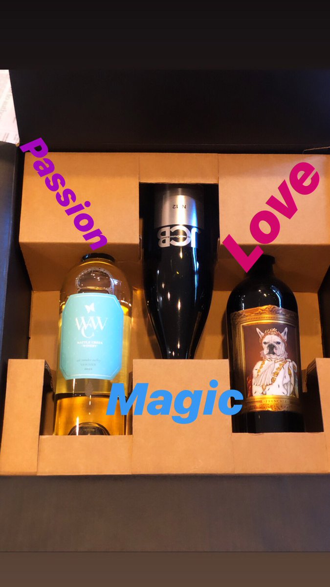 NikkiMarie_p's tweet photo. ✨The magic of amazing wines arriving on your doorstep✨
#nikkiknowswine #boissetcollection #wineambassador #winesociety #thatwinelife #biodynamicallyfarmed #cleandrinking https://t.co/6If0V7mi0x