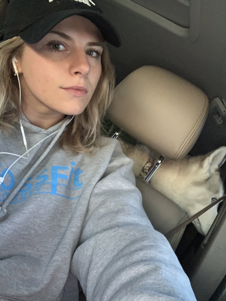 maymiee_ty's tweet photo. Felt cute might go watch the sunset w my dog. Idk https://t.co/L7H6UY7Pxx