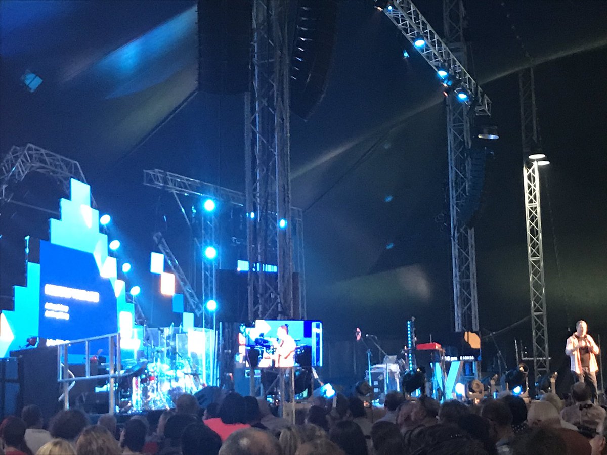helen_a15's tweet photo. A great evening in the Big Top at the @1eventuk this evening - huge hand clap to the teams serving under immense technical difficulties pressure/challenges tonight.
Really good and challenging talk by @anthonydelaney too.
Much to process.
Glorious weather too ๐
#OneEvent #1Event https://t.co/rT0igOJnzg
