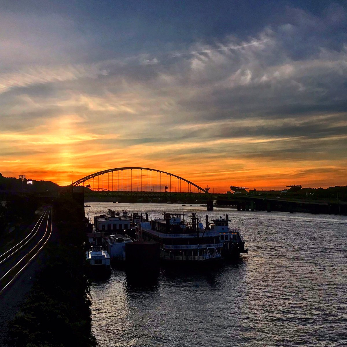 PicsRy's tweet image. Pittsburgh at Sunset #pittsburgh #Pennsylvania #downtownpittsburgh #pittsburghskyline #skyline #clouds #sky #sunset