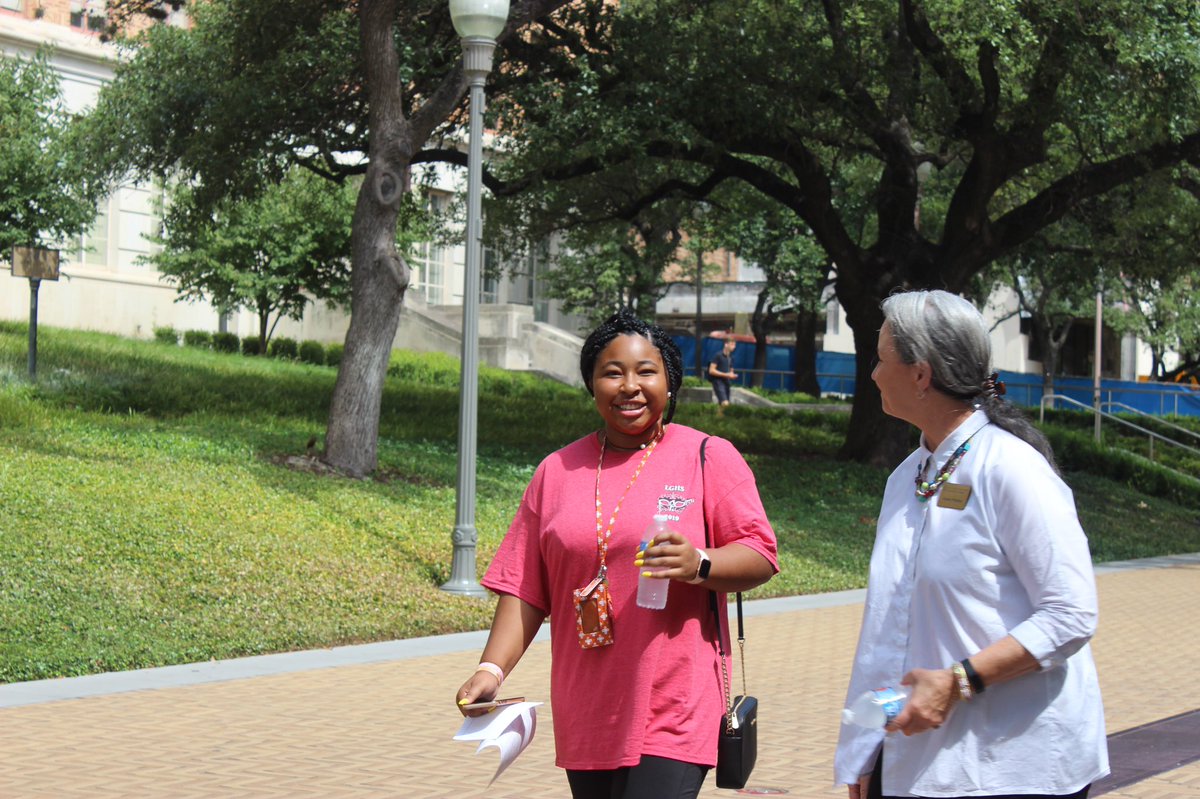 UTUnions's tweet photo. It's a hot one today! ☀️Luckily, our #UTKindnessCart was giving away ice cold water just in time for #MooovIn! 💧Keep an eye out for us next week! 😉#UTAustin #Longhorns https://t.co/UKCikvg6my