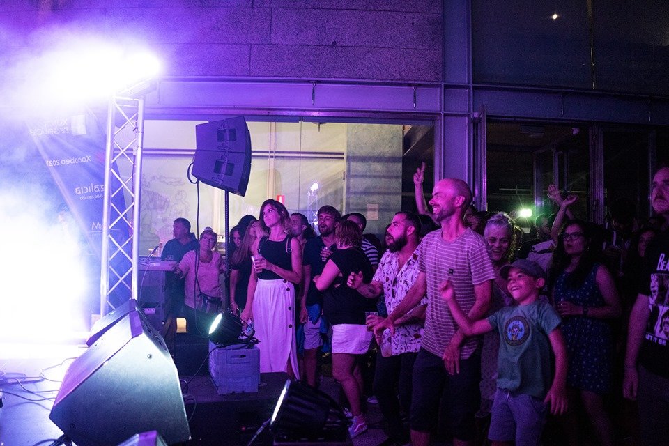 amovidavigo's tweet photo. 🎶💥 Onte estivemos desfrutando do penúltimo #SolporesDoMuseo cos concertos de @joecrepusculo e Cora Velasco! #Vigo #SDM2019 https://t.co/jnL8UL68fF