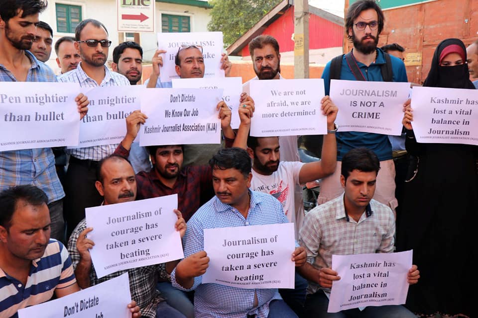 The entire media fraternity rose in solidarity with their colleague and international solidarity began pouring in from the world. Many, including  @CPJAsia  @RSF_inter  @AIIndia released statements demanding his release. But India rejected them all. (15/n)  #FreeAasifSultan