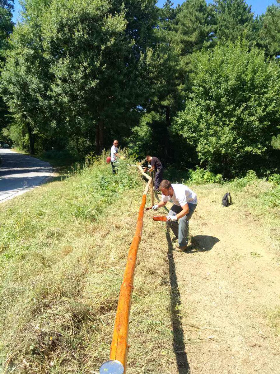 MetodijaSazdov's tweet photo. Работно во Национален Парк Пелистер. #naturemk со поддршка на @EU_InfoCentre, @UNDPMK и @MOEPPMKD се обновуваат инфраструктурата на преку 80км пешачки и велосипедски патеки во Паркот. Нови огради, летниковци, инфо-табли, одводни канали и места за одмор и уживање во природата. https://t.co/MkaXRgd4zK