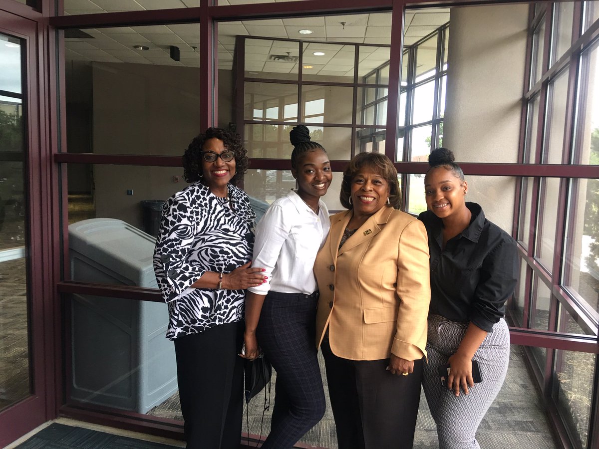 DelStateFdn's tweet image. President Wilma Mishoe and Dr. Vita Pickrum, Vice President of Institutional Advancement, with two graduating seniors majoring in psychology. The students volunteered as ushers at today’s Faculty Institute.