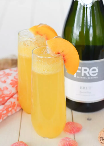 We’ve found the perfect summer mocktail. These Ginger Peach Bellinis will have you feeling peachy-keen.
jessfuel.com/2016/04/20/gin…