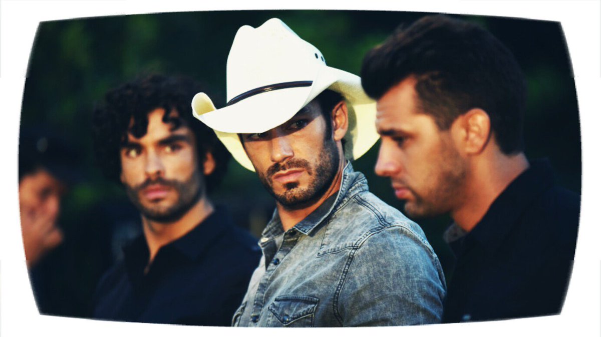Adry84Paz's tweet photo. #FlashbckFriday
#TierraDeReyes
Flavio (@GonzaloGarVi), Arturo (@AaronDiazMX) y Samuel (@CHRISDELACAMPA)
๐๐๐ https://t.co/diO437CEOT