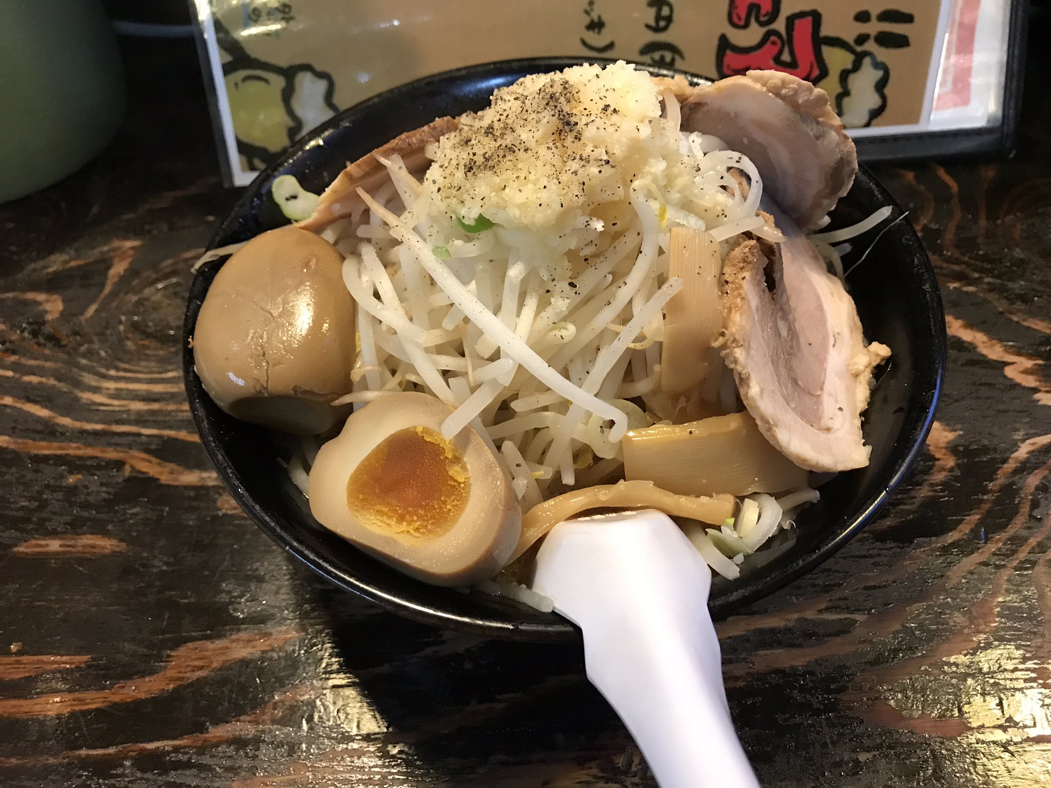 るん 館林 ラーメン布袋24日25日に限り豚骨醤油ラーメン食べた人にチャーシュー5枚トッピングしてます 私が食べたのは豚骨 醤油ラーメン もやしにんにく増し 味玉無料トッピング チャーシュー無料トッピングでした しょっぱい豚骨醤油じゃなくて 味