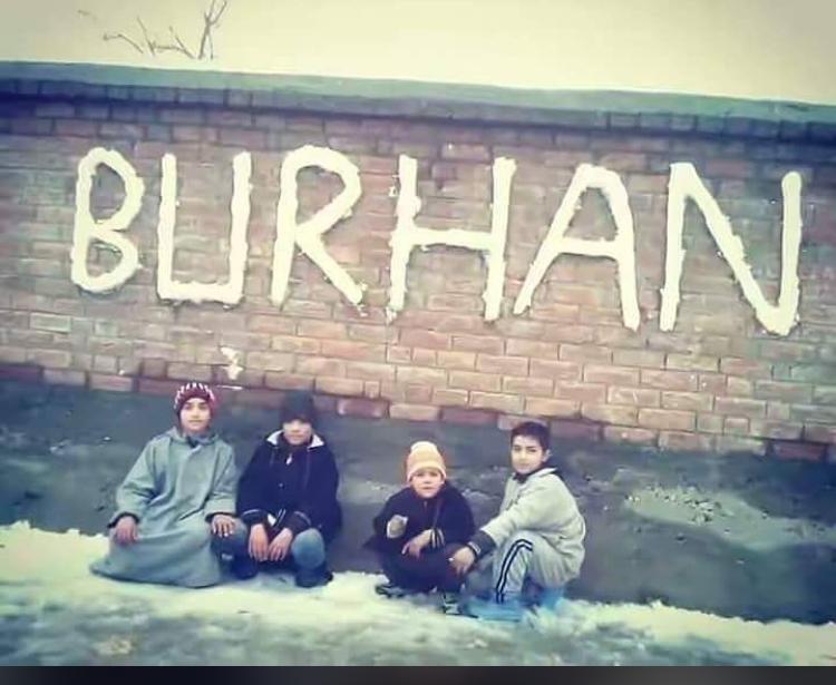 CallMeEshaal_'s tweet photo. برہان ایک نظریہ ہے،  استعارہ ہے آزادی کا اور نظریات کبھی ختم نہیں ہوتے آج کشمیر کی دیواریں بولتی ہیں کہ برہان زندہ ہے برہان کا نظریہ حریت زندہ ہے آزادی کی تڑپ اور شوق شہادت زندہ ہے

#WallsofOccupiedValley https://t.co/lMbunP1ejQ