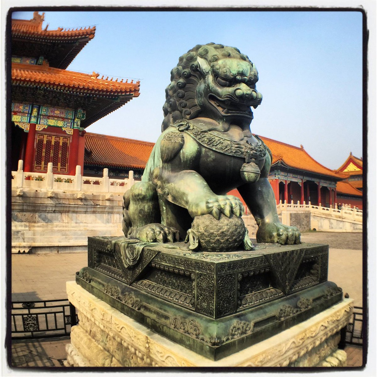 intlspacefed's tweet photo. One of the #FuDogs that guards the entrance to the #ForbiddenCity in #Beijing, #China has a 3D #floweroflife under its paw: the geometry of the #Plank spherical units that make-up the #proton #PSU @NassimHaramein
Photo by @JamieJanover https://t.co/5OU8MmeoHg