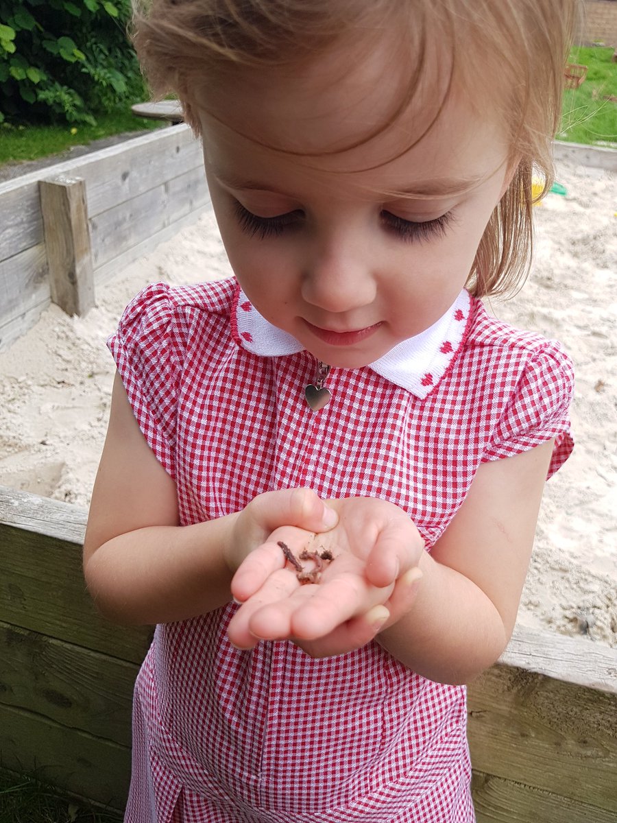 BorestoneNu's tweet image. We ❤ hunting for worms; we compare sizes, length and talk about being gentle #earlyyearsnumeracy #nurture #Outdoorplay