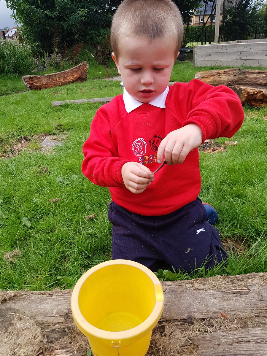BorestoneNu's tweet image. We ❤ hunting for worms; we compare sizes, length and talk about being gentle #earlyyearsnumeracy #nurture #Outdoorplay