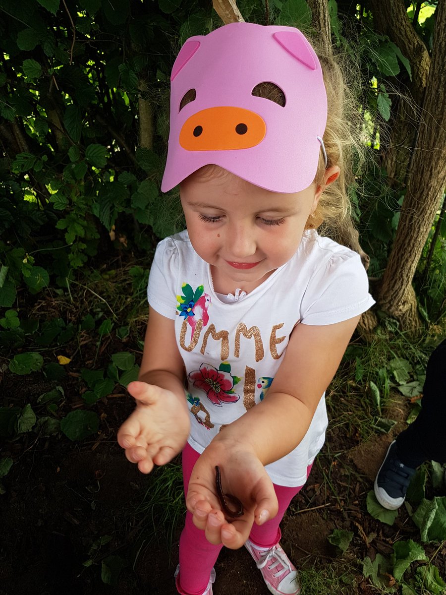 BorestoneNu's tweet image. We ❤ hunting for worms; we compare sizes, length and talk about being gentle #earlyyearsnumeracy #nurture #Outdoorplay