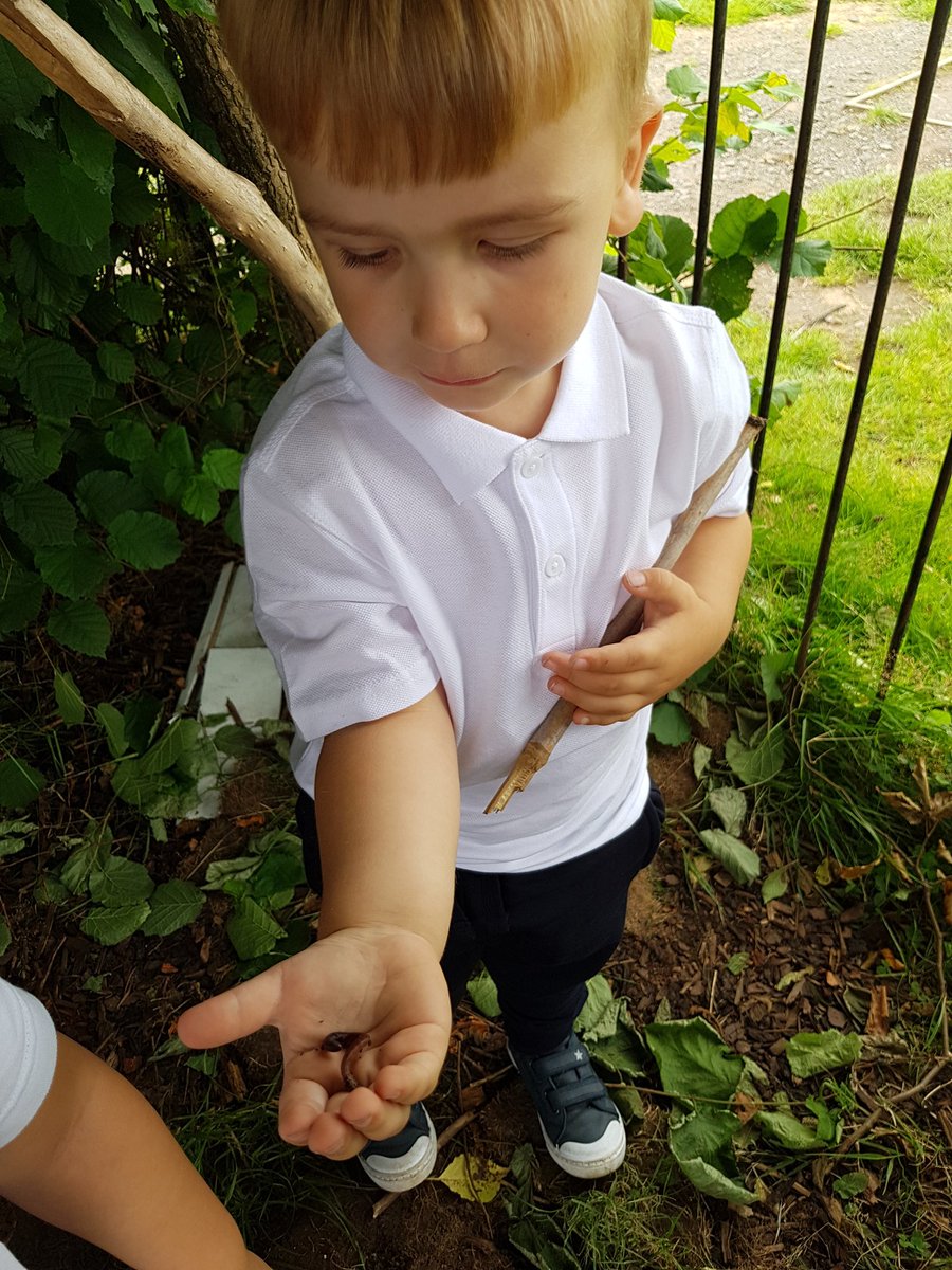 BorestoneNu's tweet image. We ❤ hunting for worms; we compare sizes, length and talk about being gentle #earlyyearsnumeracy #nurture #Outdoorplay