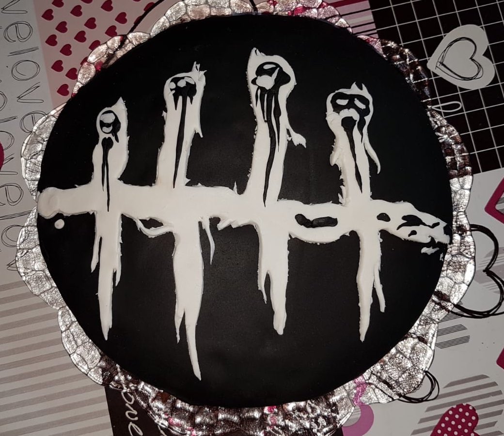 Vaerya_'s tweet photo. I baked a Dead by Daylight cake for my lil brothers birthday today, because he loves the game soo much 😊❤️👉🏻 @xXBaumwolleXx 

@DeadByBHVR @DeviusQC @MCote_BHVR @PaulieEsther1 https://t.co/FcW2gOOnKd