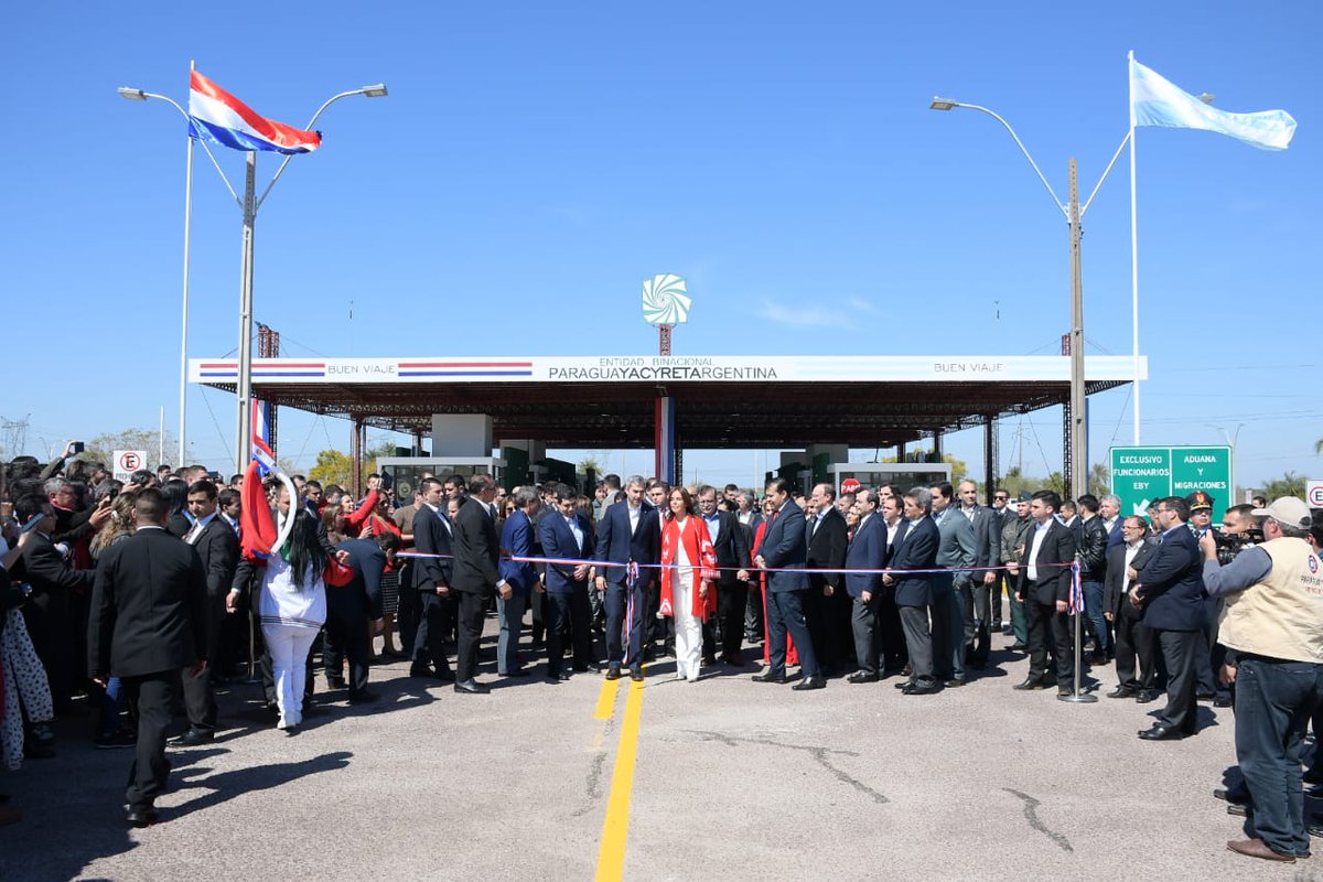 DiffusionOn's tweet photo. "Gracias presidente @MaritoAbdo por cumplirnos este sueño". Pobladores del departamento de Misiones hicieron referencia al anhelo de tantos para concretarse el #PasoFronterizo que une la ciudad de Ayolas con Ituzaingó. https://t.co/rJ19u73Tj4