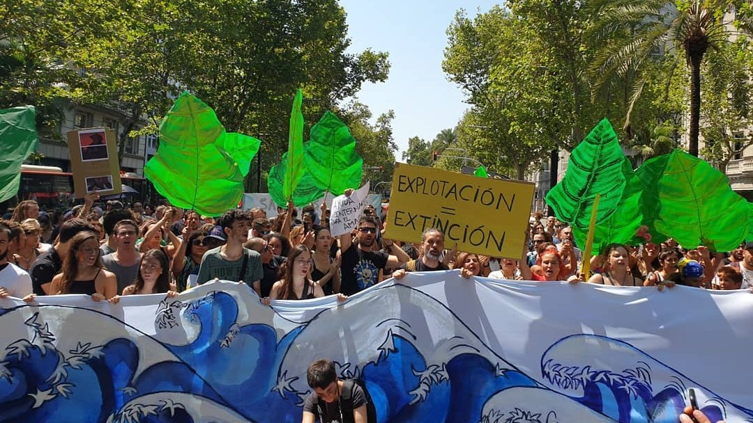 JSCLH's tweet photo. Avui hem sumat unes quantes veus a la concentració #SaveTheAmazonas davant el Consulat Brasiler! No podem permetre inacció de governs a l’hora de defensar el nostre patrimoni natural. No ens pararem a veure com l’ultradreta de Bolsonaro destrueix els pulmons del món. 💪🌍 https://t.co/rVa8HN4JPF
