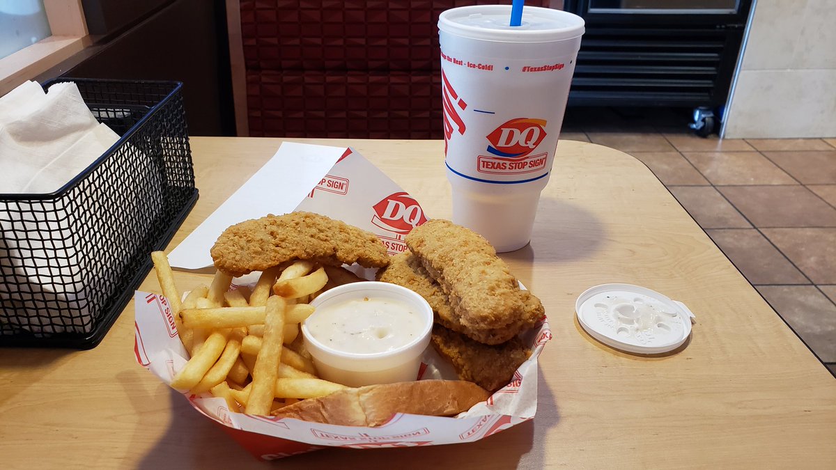 Capp00's tweet photo. Fine dining at the #TexasStopSign. DQ. https://t.co/8QxqK4pICP