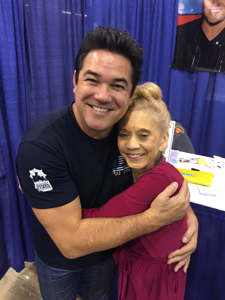 Mallqueen01's tweet photo. A few hugs from @deancain 🥰 at Wizard World this afternoon. I’m #OneHappyLady https://t.co/IHUVaoEdua