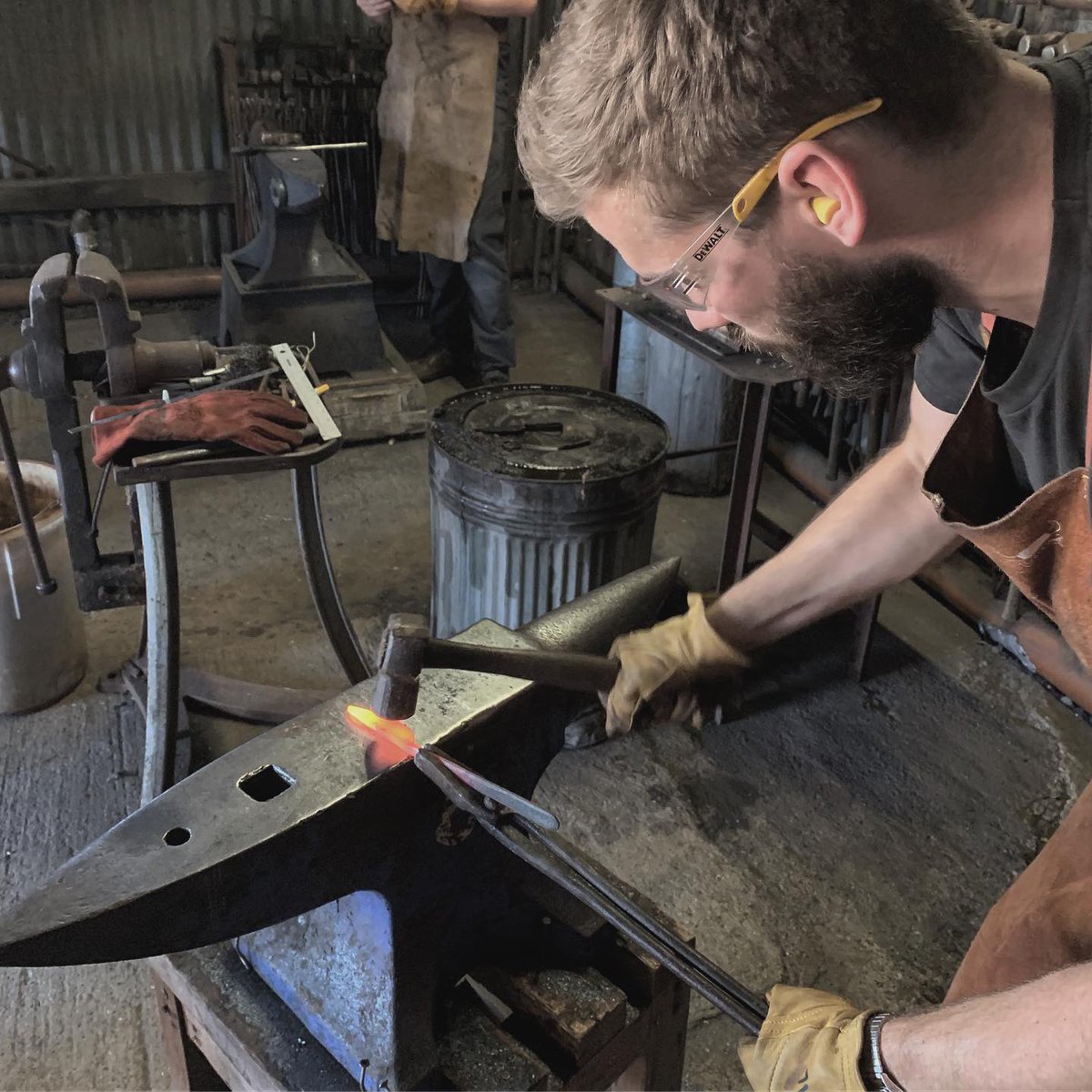 smprsn's tweet photo. Having spent a fair few hours (weeks even) in forges filming other people make things for #ForgedInBritain, it was about time I gave it a bash myself.
Turns out itβs easier to film. https://t.co/UP98L9DoM4