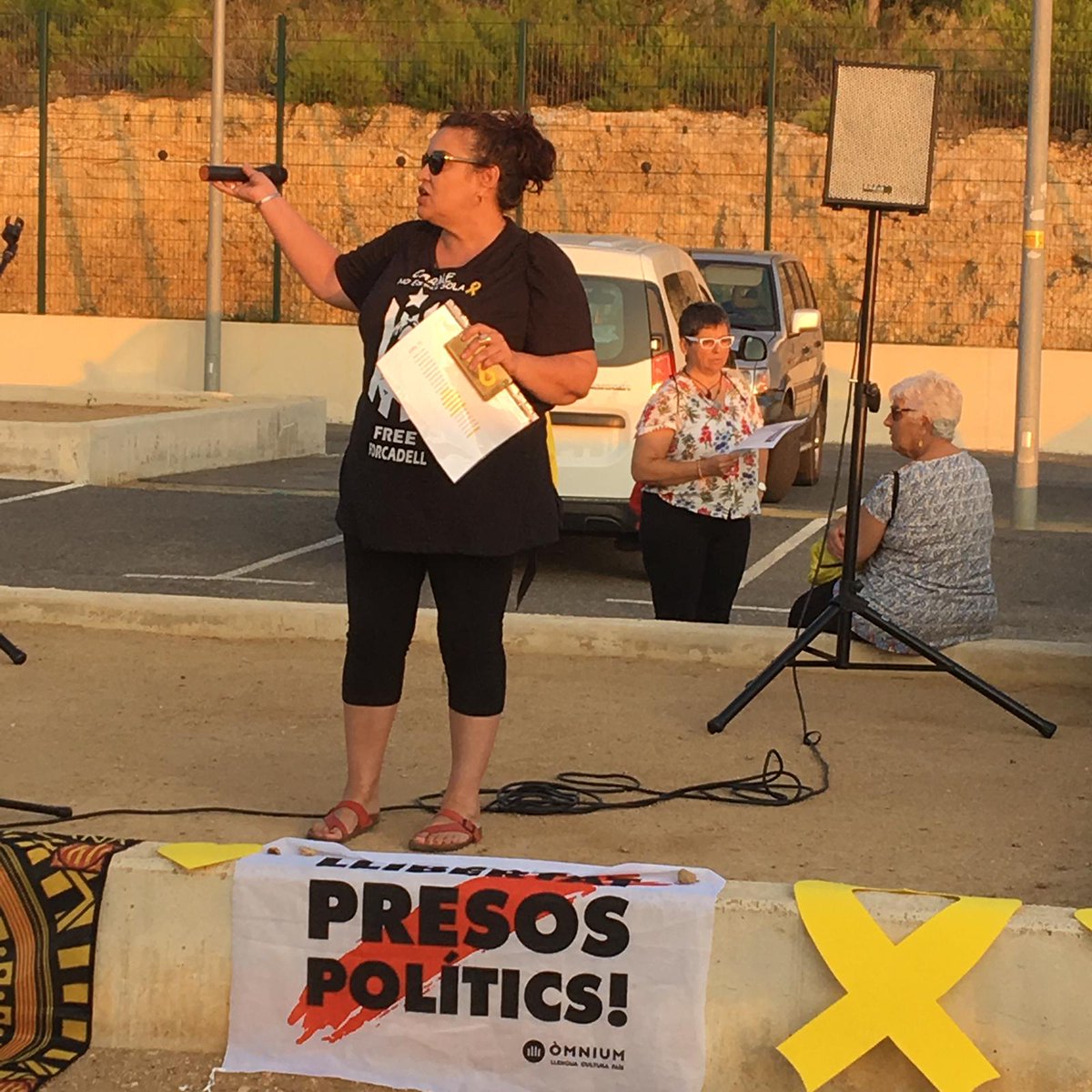 auroraroher's tweet photo. Mas D'Enric.
Ara agafem cotxes 4x4 per dir BONA NIT CARME !!!
#🐾💞🌹🎗 https://t.co/c8kYS9meKw