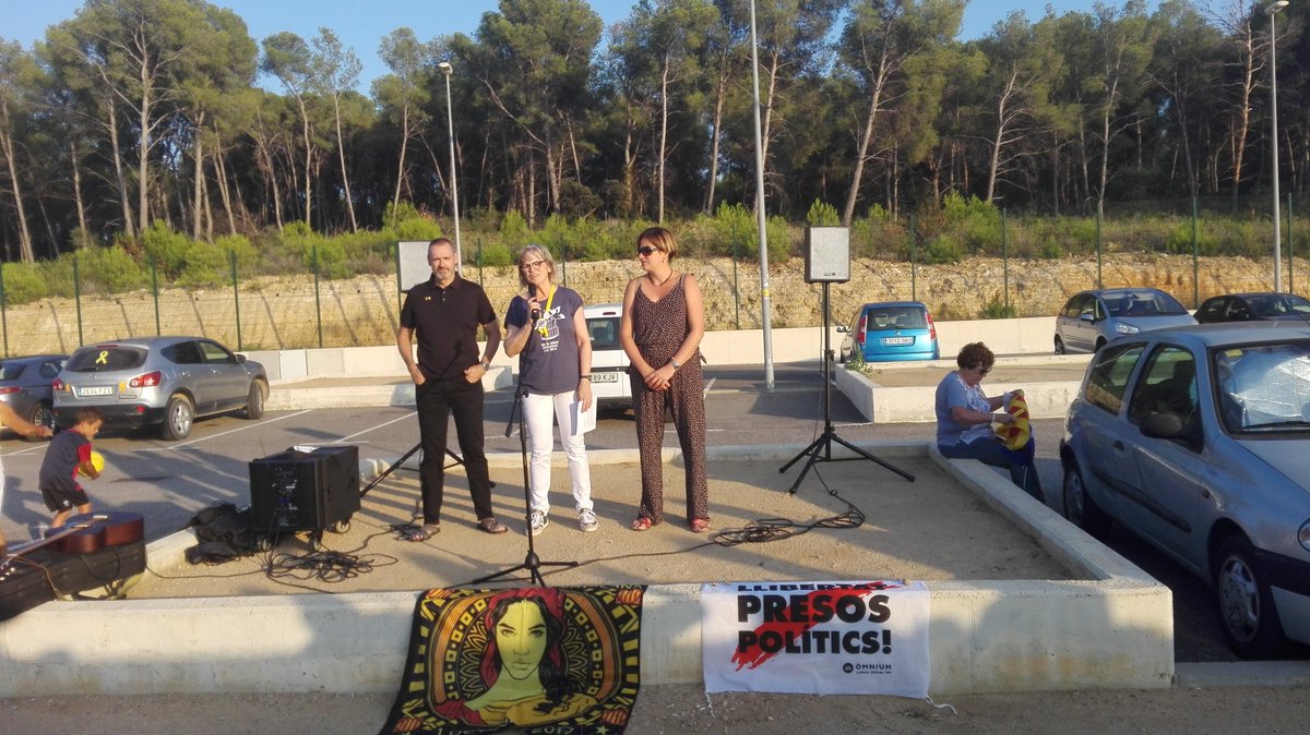 auroraroher's tweet photo. Mas D'Enric.
Ara agafem cotxes 4x4 per dir BONA NIT CARME !!!
#🐾💞🌹🎗 https://t.co/c8kYS9meKw