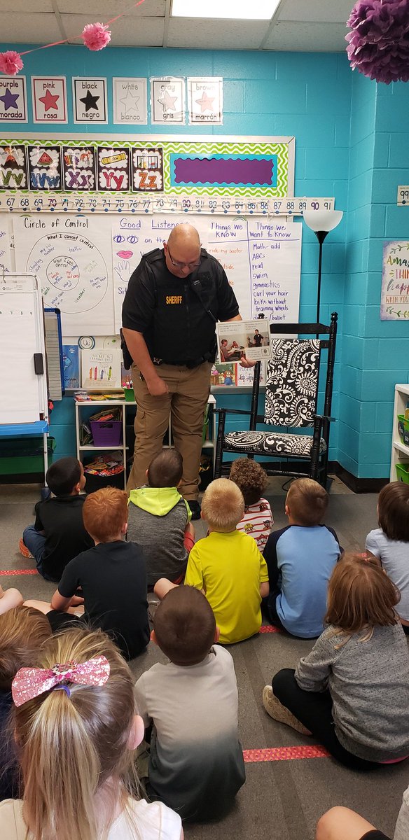 MrsDFirsties's tweet photo. Thank you Officer Trimble for reading to my class about being a Police Officer and keeping us safe! ❤🚓👮‍♂️💙

#schoolresource #ourpoliceROCKS https://t.co/6I5bffEwkL