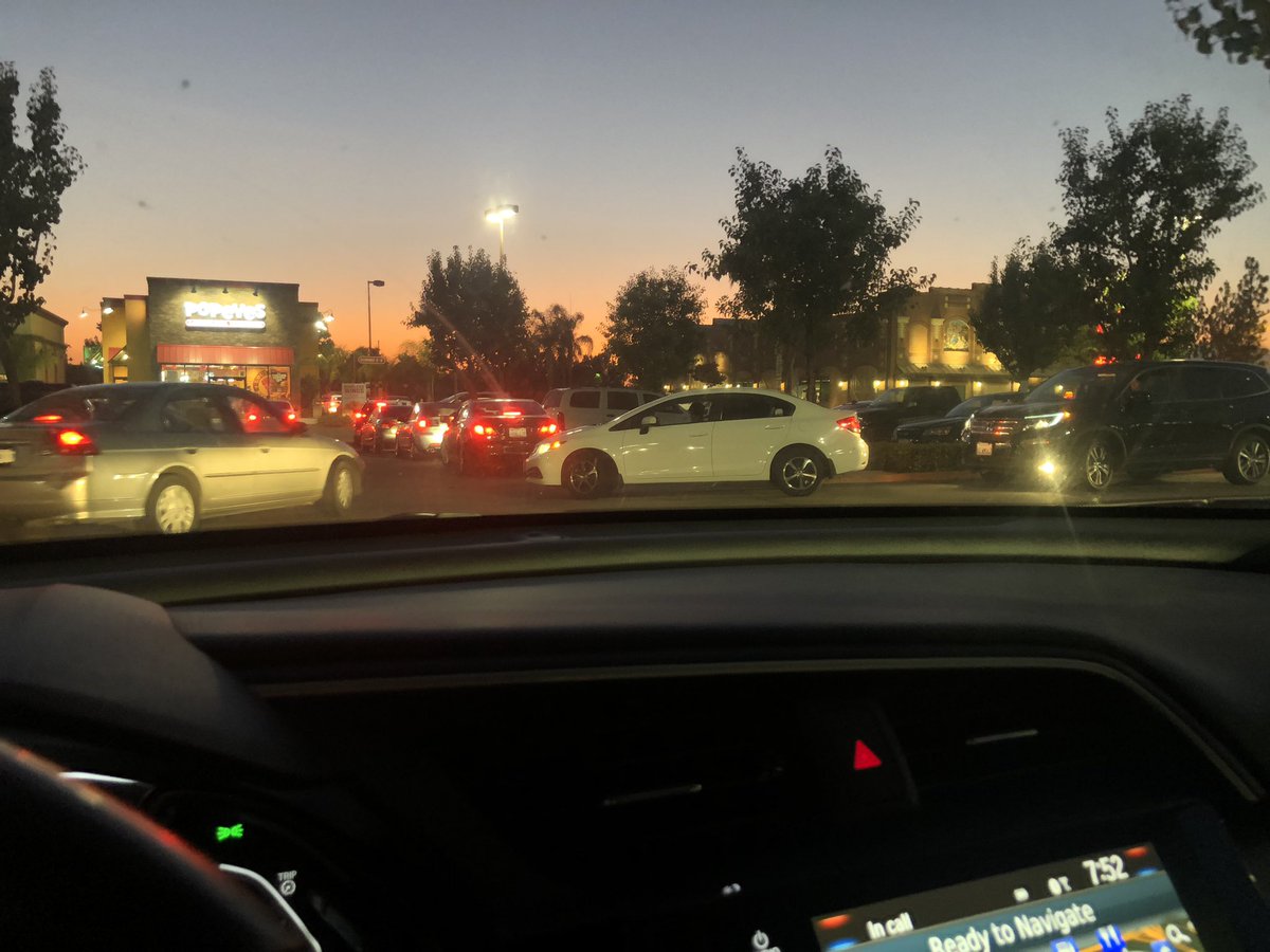 TravieWilliams's tweet photo. I  KNOW y’all niggas lyin. This was last night. I had to go to sleep and wake up to make sure this really happened. Niggas in line can’t even see da Popeyes building. I hate you niggas lmao https://t.co/RsBJbUnePF