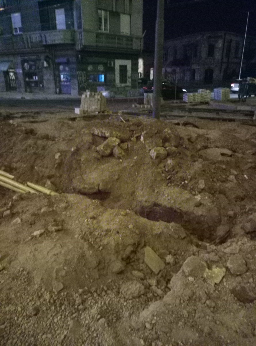 auradjan's tweet photo. prilaz Brankovom mostu. nigde rampe, nigde upozorenja. nalazicemo ljude po rovovima https://t.co/lZV4HaUiI7