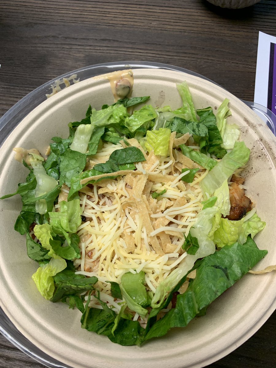 JuliaGeesey's tweet photo. @qdoba tell me where all the ingredients are in this bowl bc I’m not seeing hardly anything 👀 https://t.co/zptHWC3tGx