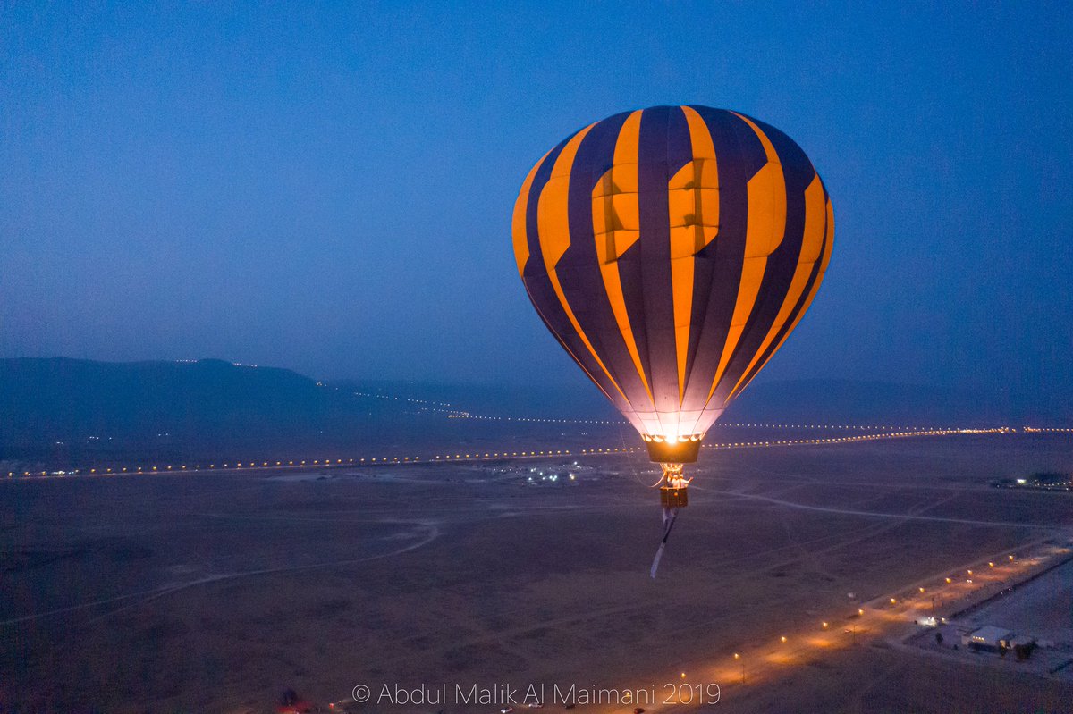 omanballoons's tweet photo. حين يُرسم ل #خريف_صلالة2019 لوحة أكثر حيوية، يكون #كرنفال_المناطيد في أول الصورة وآخرها🎈🥇

@sabeenoman https://t.co/ULR9y2V0e1