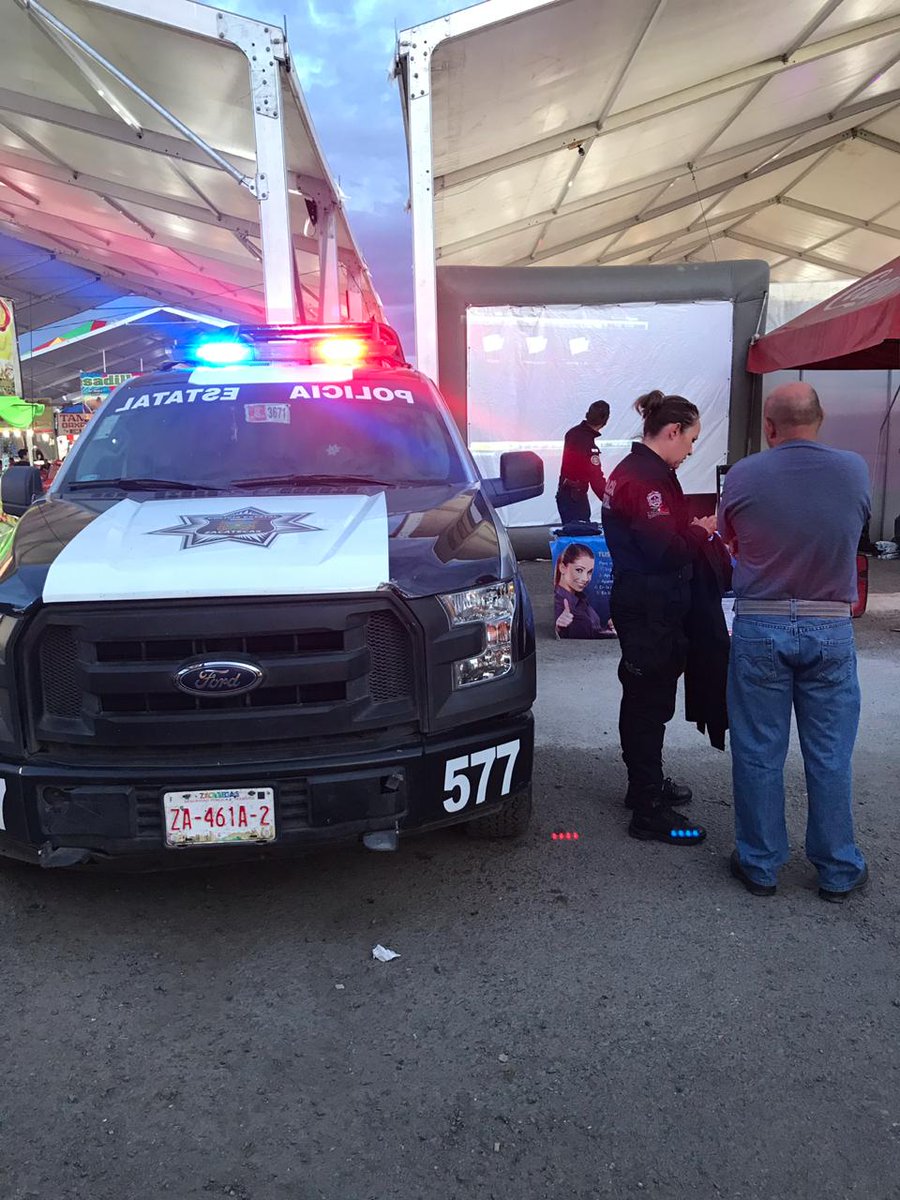 SSP_Zac's tweet photo. La @SSP_Zac, trabaja por la seguridad de los Zacatecanos, elementos de la #PolicíaCibernética en la #FENAFRE asesoraron y apoyaron a una persona a la que intentaron extorsionar vía telefónica invitándolo a no caer en el engaño y colgarle a la extorsión telefónica. https://t.co/HeK9s1tRE0