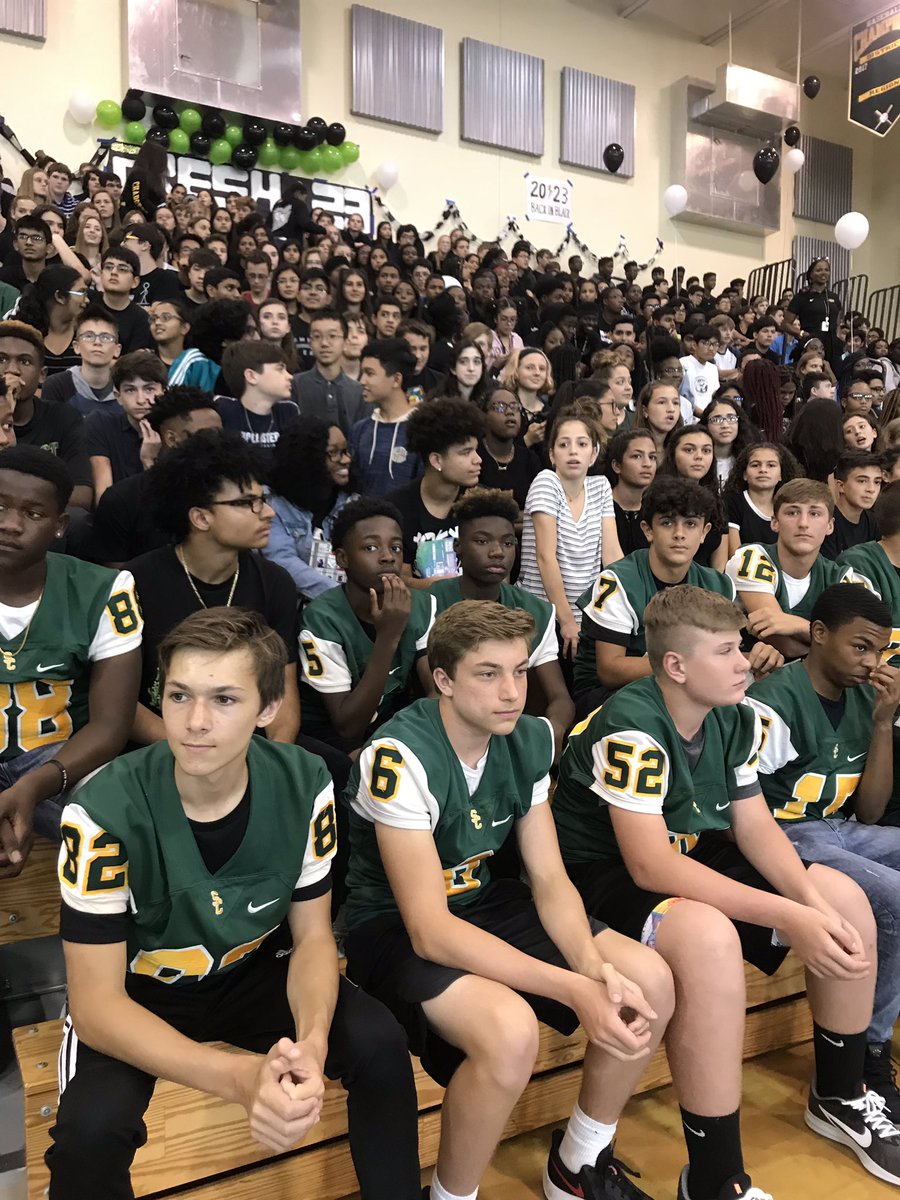 RawsonMs's tweet photo. Scenes from @SuncoastHighFL Blackout Pep Rally!! 😳😳#chargeon #chargerpride #greenandgold #gigthegators https://t.co/zifihIDqrp