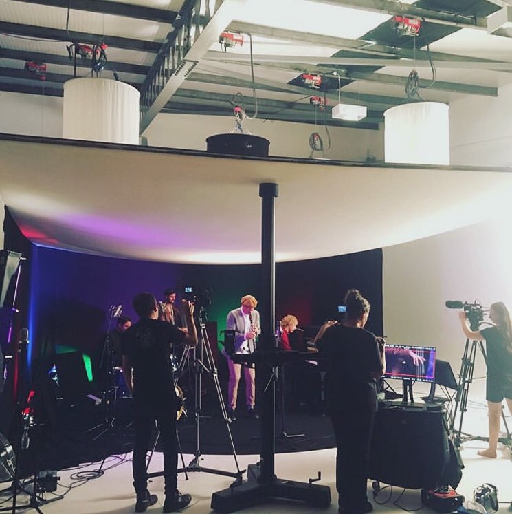 What an amazing day of filming <a href="/gunhillstudios1/">gunhillstudios</a> for #driveinmusic 
Working with the best in the business
The fantastic <a href="/BJamisonLackey/">Britt Jamison-Lackey</a> snapped this shot 📷 🙏

Thanks to the band as always <a href="/_joe_webb_/">JoeWebbMusic</a> <a href="/GethinDrumboy/">Gethin Jones</a> &amp; guest @Darwishmusic 

<a href="/AdrianCoxMusic/">Adrian Cox</a> ♥️
#redlighton #clarinet