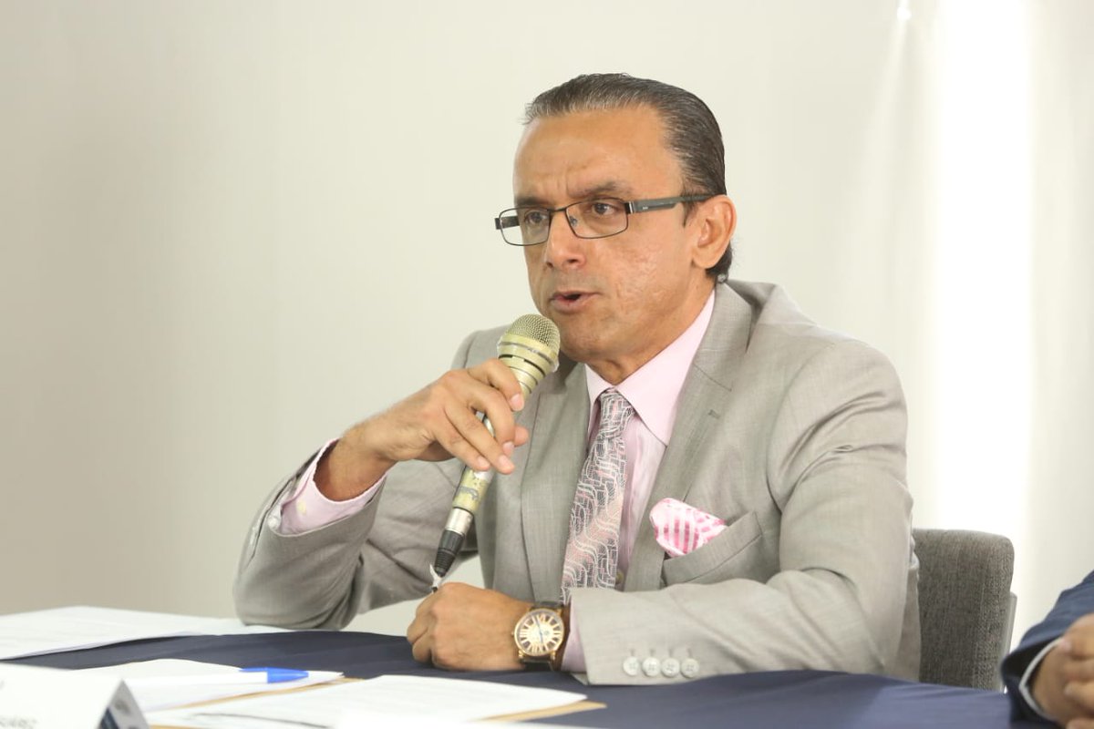 "El doctor Juan Barriga, de Traumatología del 
<a href="/hpas_salud/">Hosp. Pablo Arturo Suárez🇪🇨</a>, no fue destituido y no se prescindió de sus servicios. Fue removido como jefe de Traumatología al encontrarse procesos irregulares en la compra de insumos y de hospitalización de pacientes", Walter Luna, gerente.