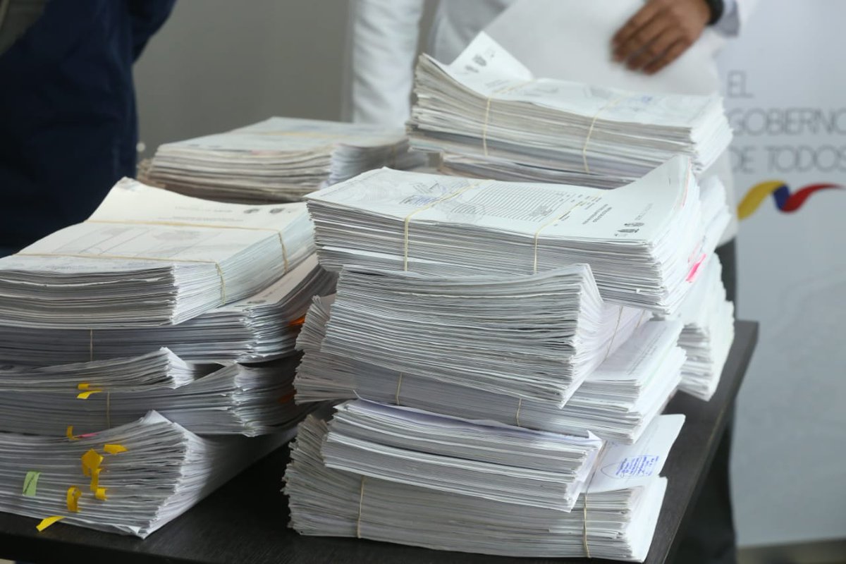 Salud_Ec's tweet photo. "Es necesario aclarar que el MSP asignó recursos suficientes al hospital @hpas_salud para la adquisición de insumos. Al momento se investigan los procesos irregulares en la compra de insumos y de hospitalización de pacientes.", Walter Luna, gerente. #SaludParaTodos https://t.co/C8mAg8iDWC
