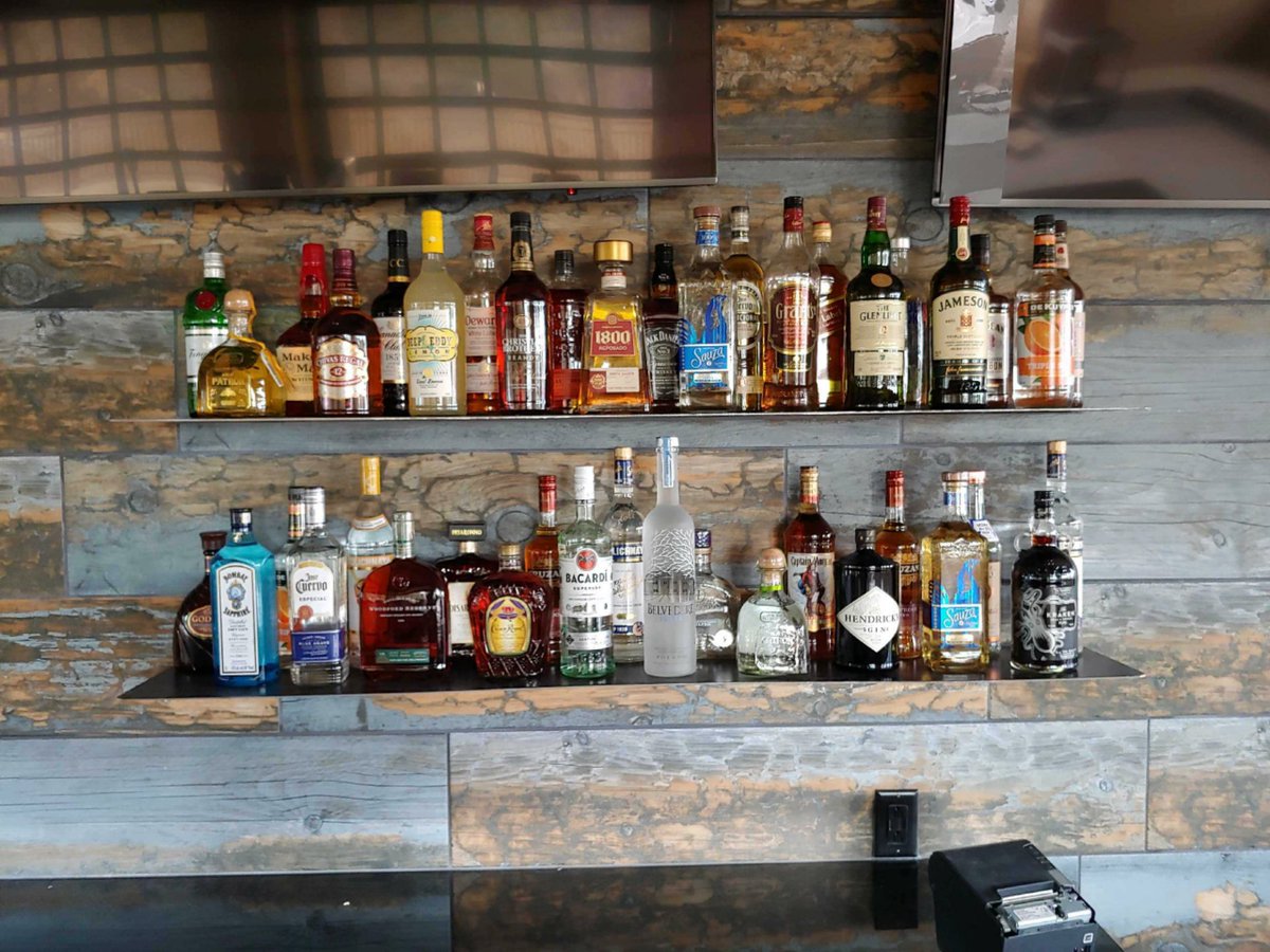 DoubleTreeTUC's tweet image. Lots of progress is happening over at Copper Rock Craft Eatery! The bar is officially stocked.