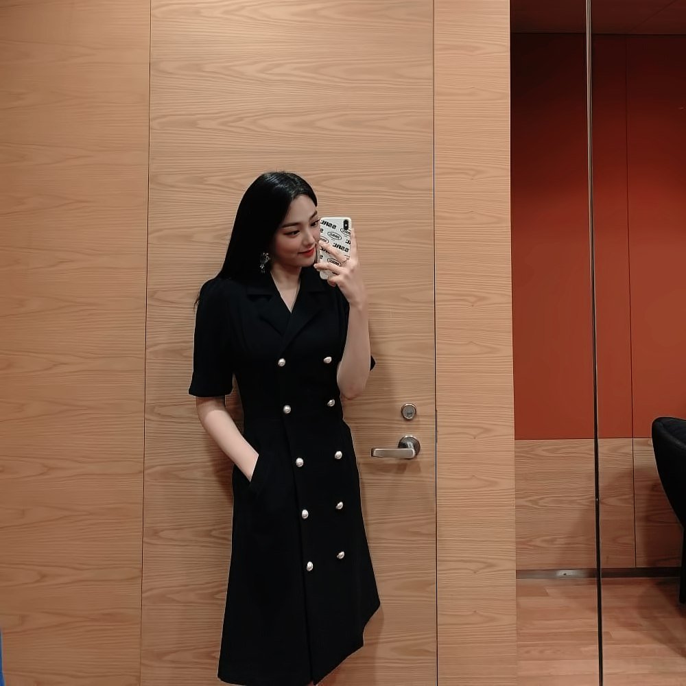 ㅤㅤ  🕸 · BLACK😎🖤 오늘도 너무 행복하고 즐거웠습니다

⌠ 🛠 ι'm Kαng Mιnα from; @GirlzIdeal ⌡