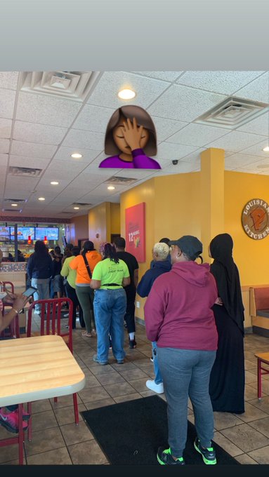 This line is crazy.. This sandwich better be amazing https://t.co/Pgh87nd0Yp