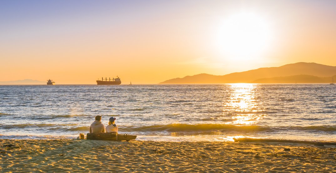 DailyHiveVan's tweet photo. #Vancouver forecast is calling for warm and sunny skies this weekend 🙌☀️ https://t.co/bIK2jcpJVV https://t.co/WV8GyKgXwM