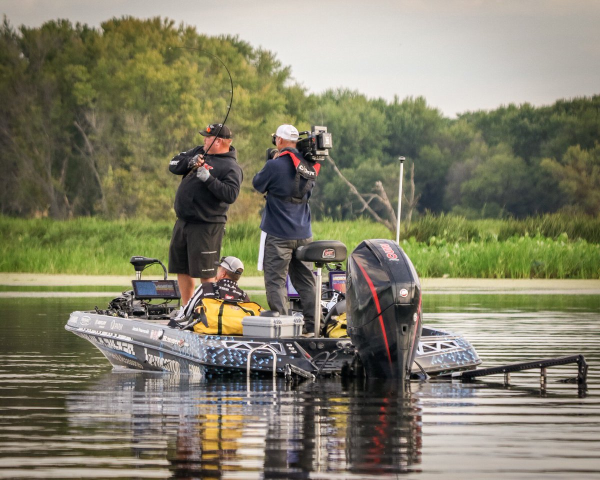 Power_Pole's tweet photo. With the Mississippi being so low, the pros are putting our anchors through their paces. #PowerPoleDown #MLF @MajorLeagueFish https://t.co/jEqmkkNVfI